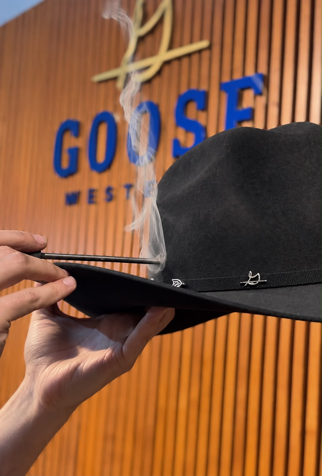 Grabado artesanal de un sombrero en Goose Western