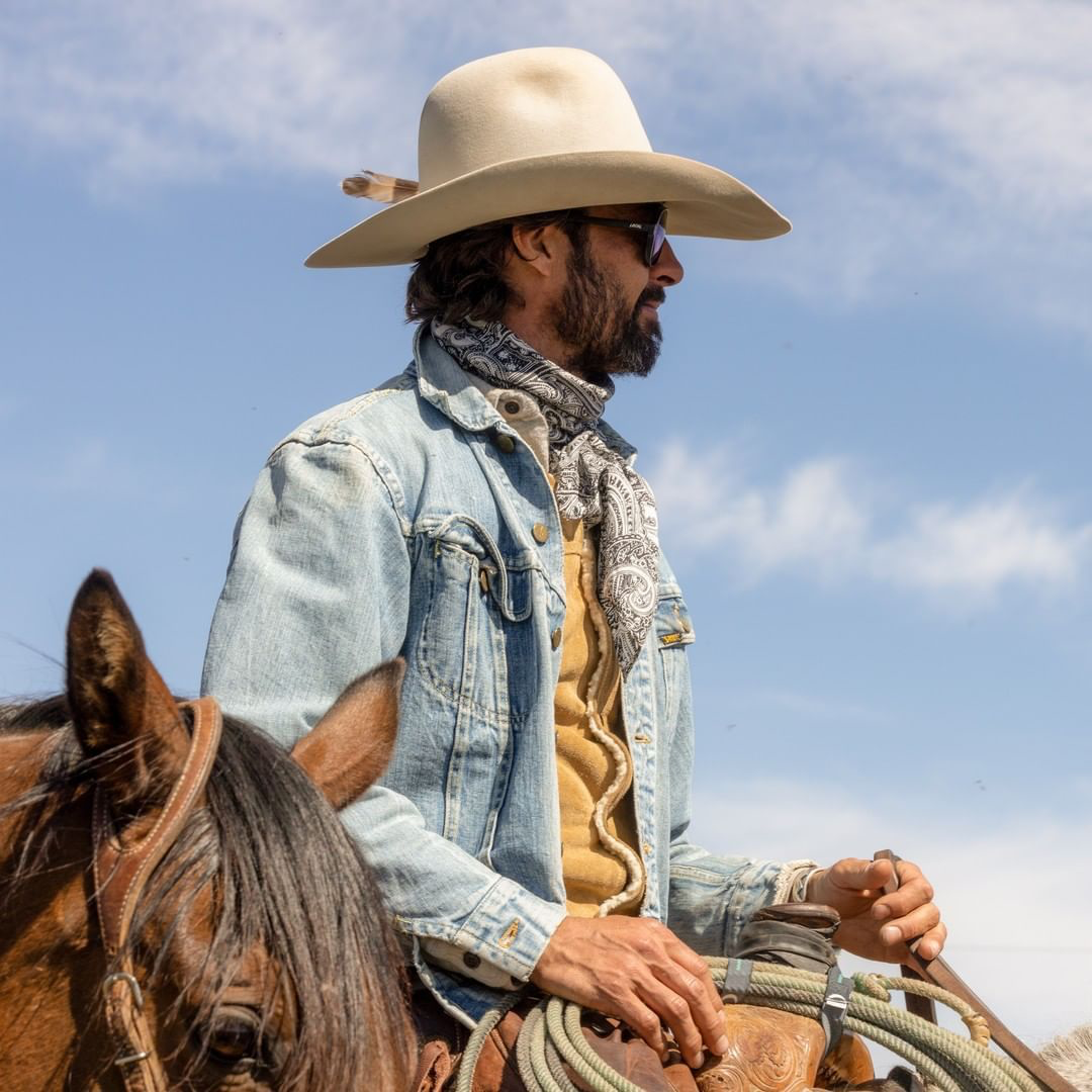 Walker con sombrero claro montando a caballo