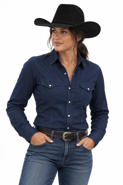 Cody J. en color Negro — modelo mujer en estudio blanco