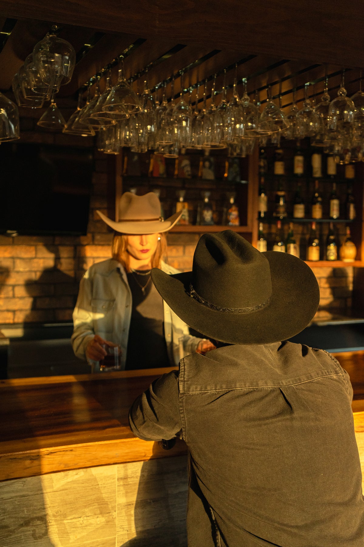 Gobernador Negro — modelo bar