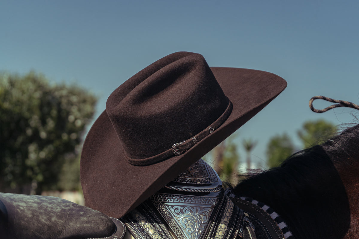 Sombrero John de Goose Western sobre una montura de caballo