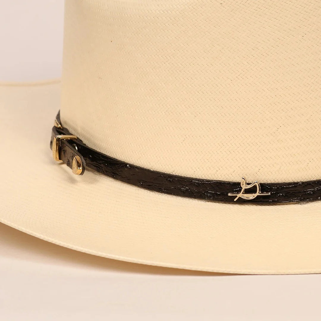 Detalle de la toquilla y los acabados de un sombrero de verano