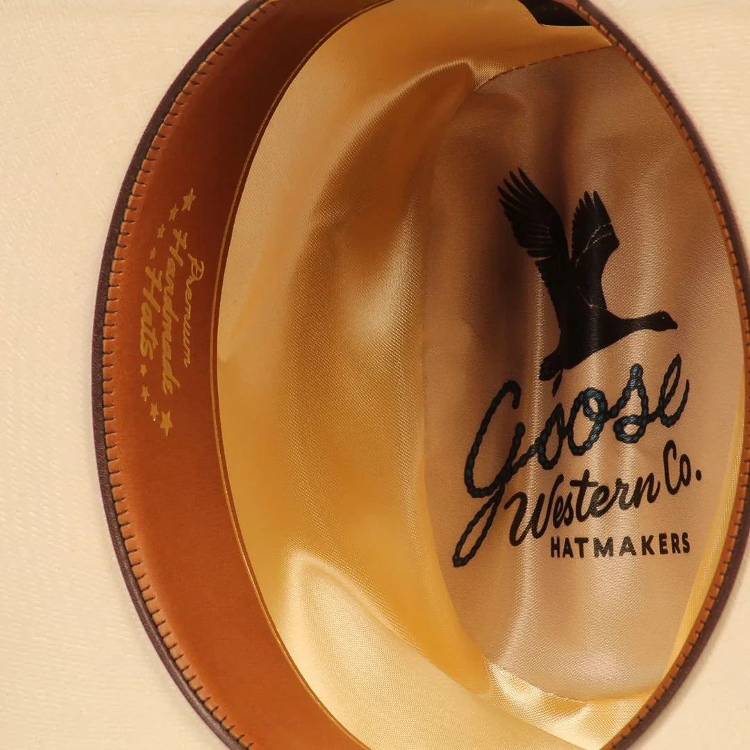 Detalle del tafilete y el forro interior de un sombrero Goose Western
