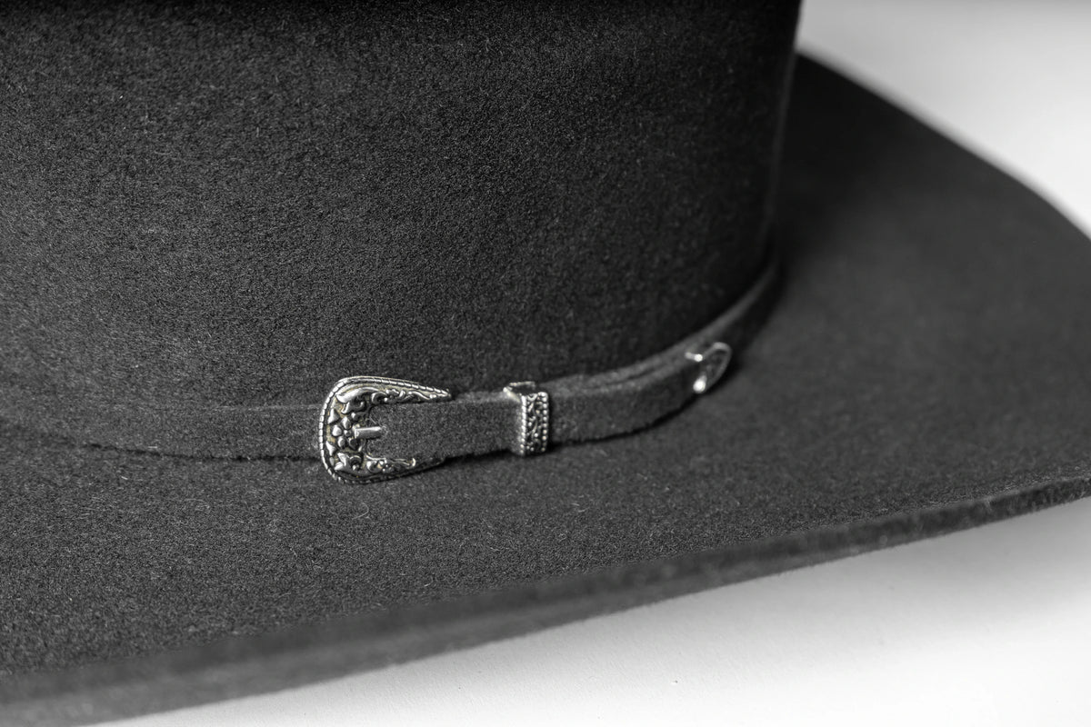 JOAN Negro — detalle de textura, toquilla y herraje de tres piezas