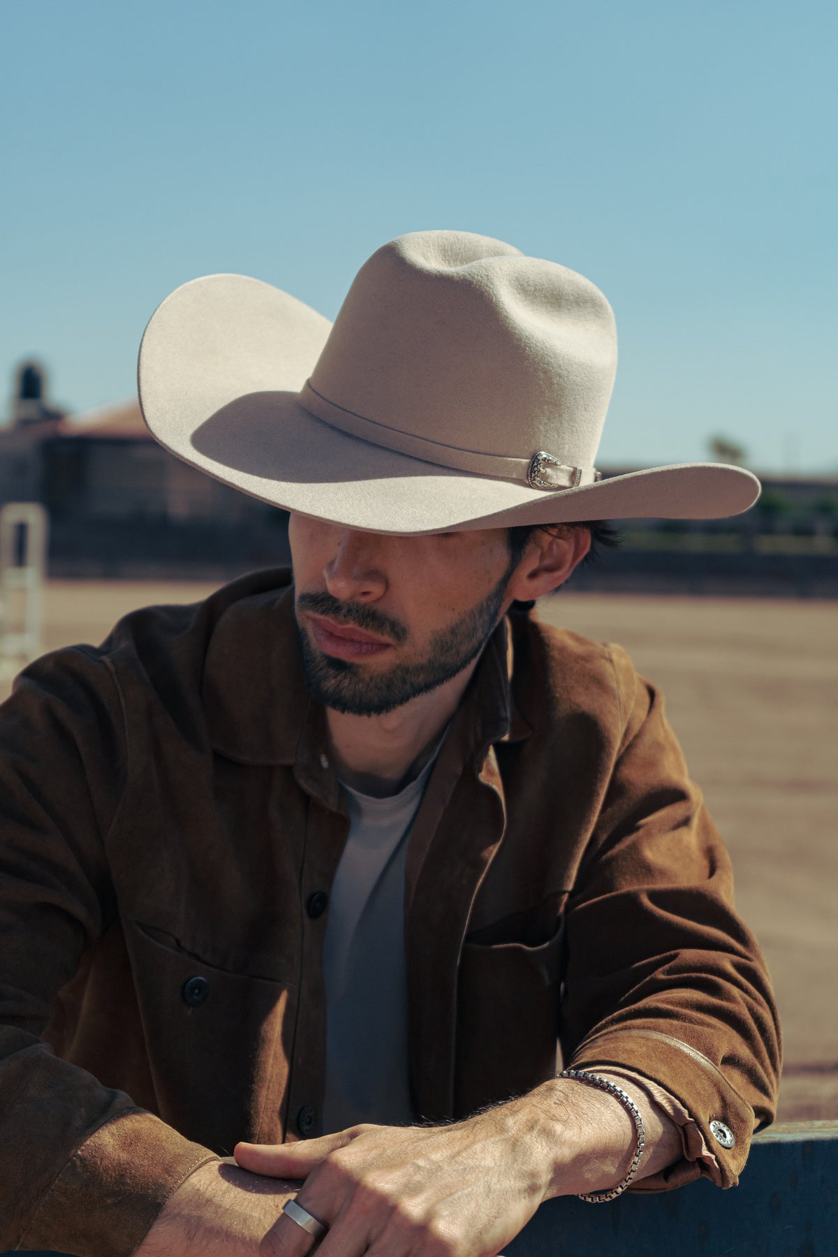Sombrero John Buckskin en hombre con chaqueta café