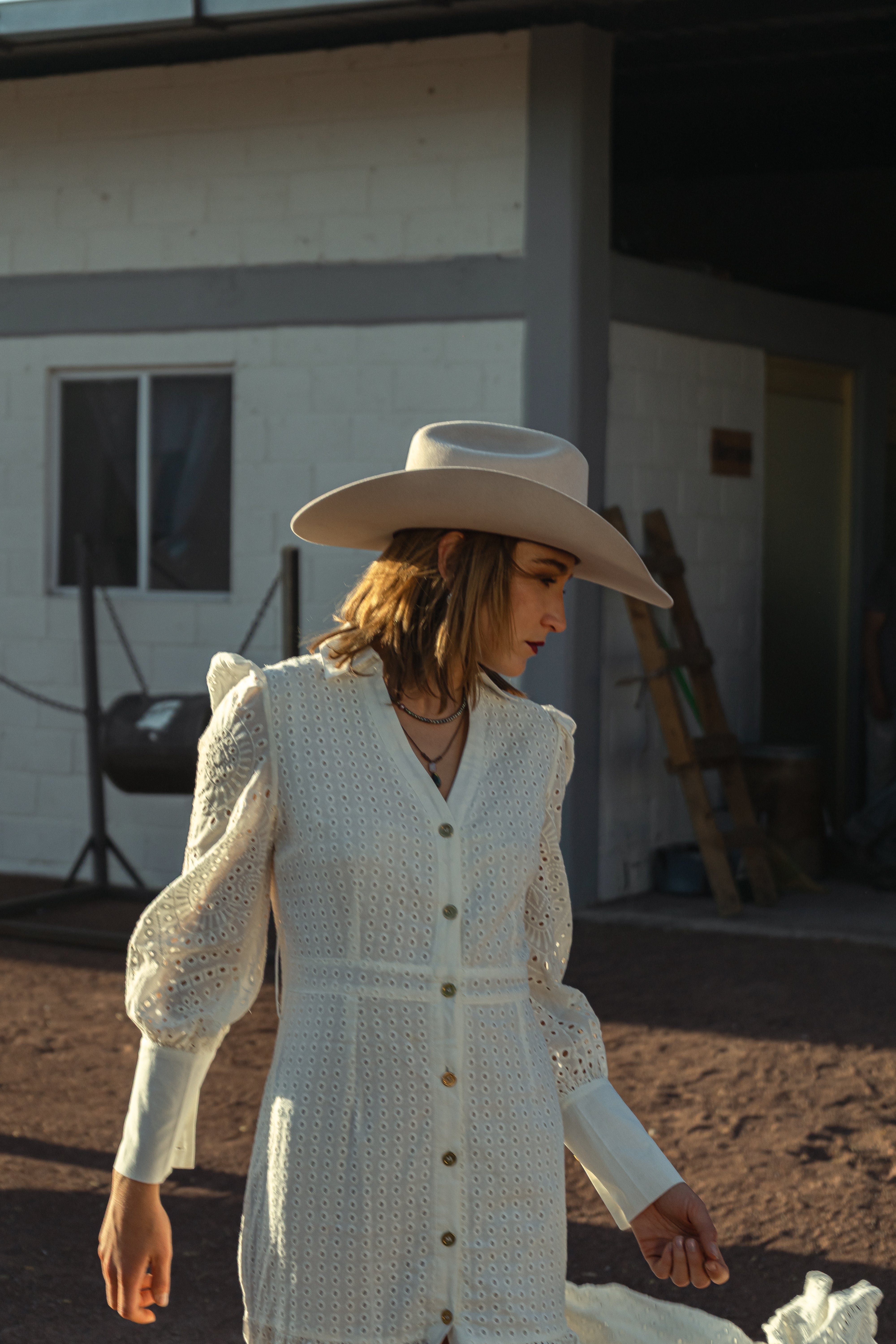 Sombrero John Buckskin en mujer, vista de perfil en el rancho
