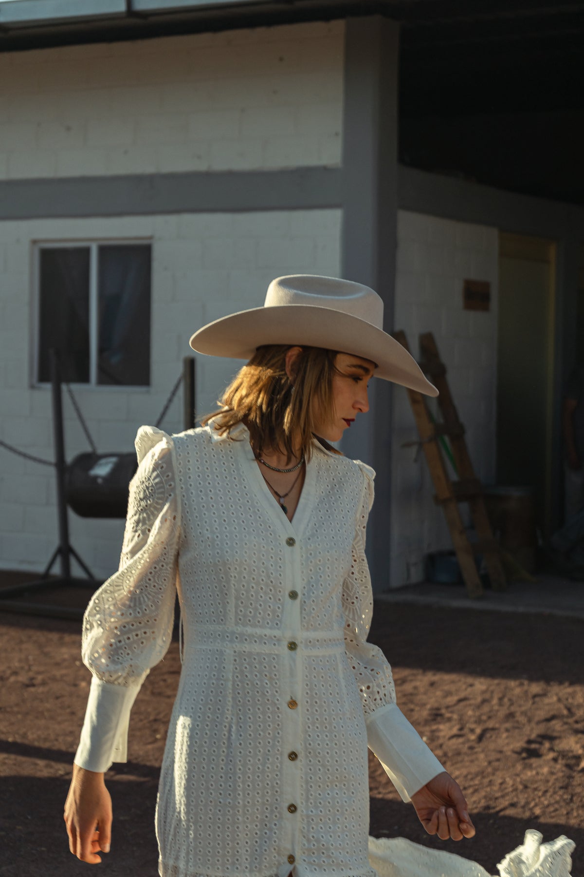 Sombrero John Buckskin en mujer, vista de perfil en el rancho