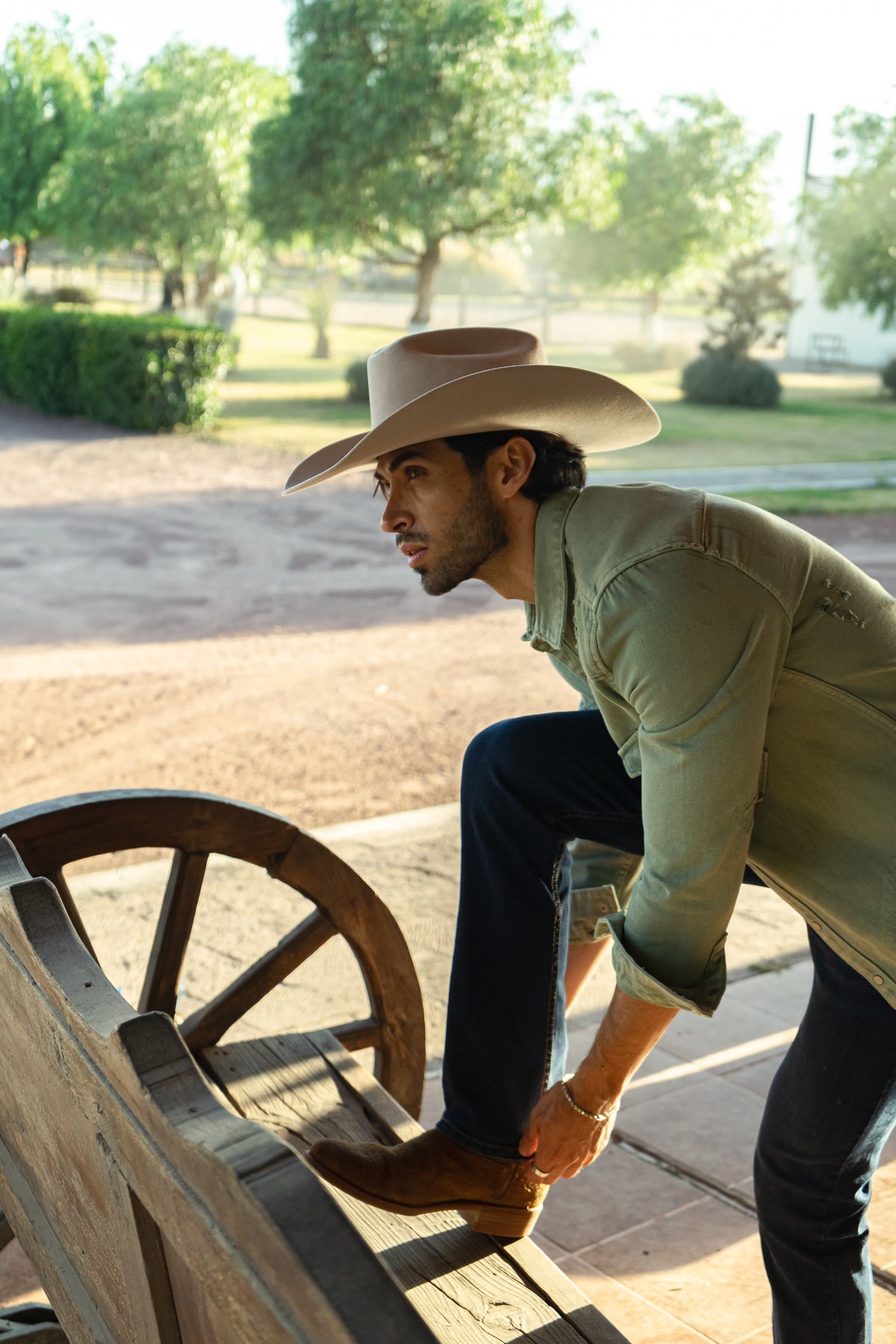 Sombrero John Buckskin en hombre con chaqueta verde y botas