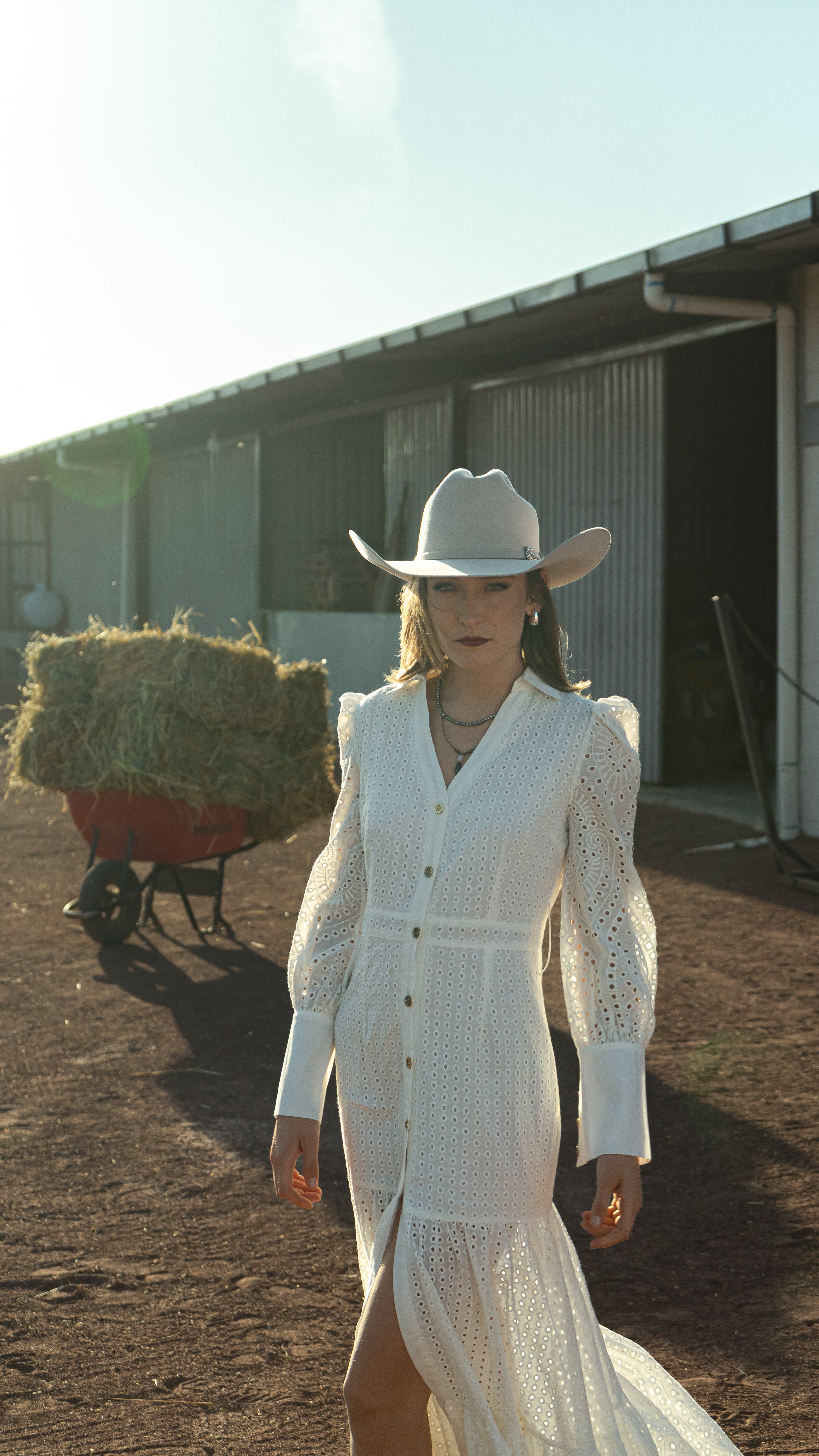 Sombrero John Buckskin en mujer con vestido blanco