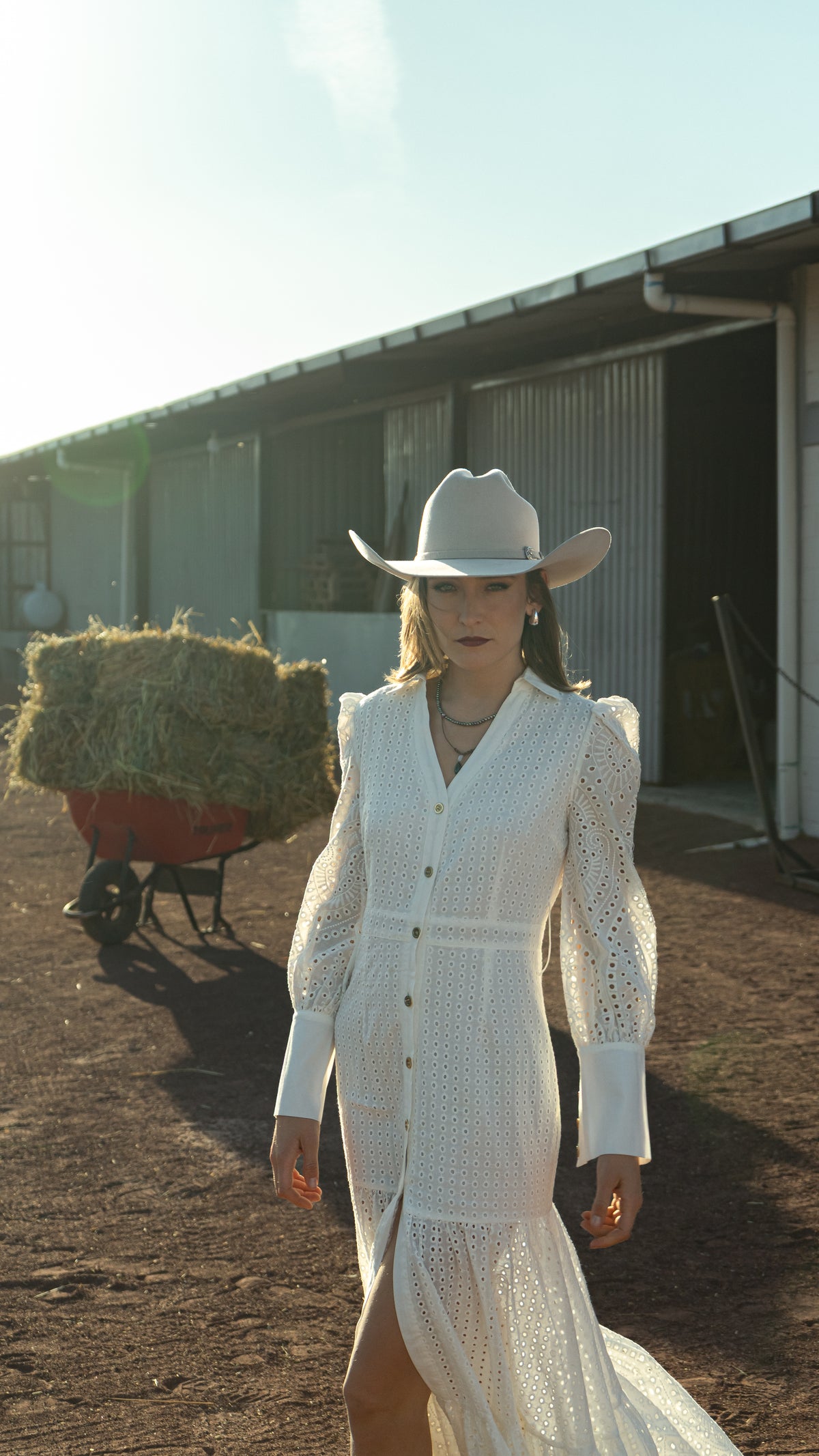 Sombrero John Buckskin en mujer con vestido blanco