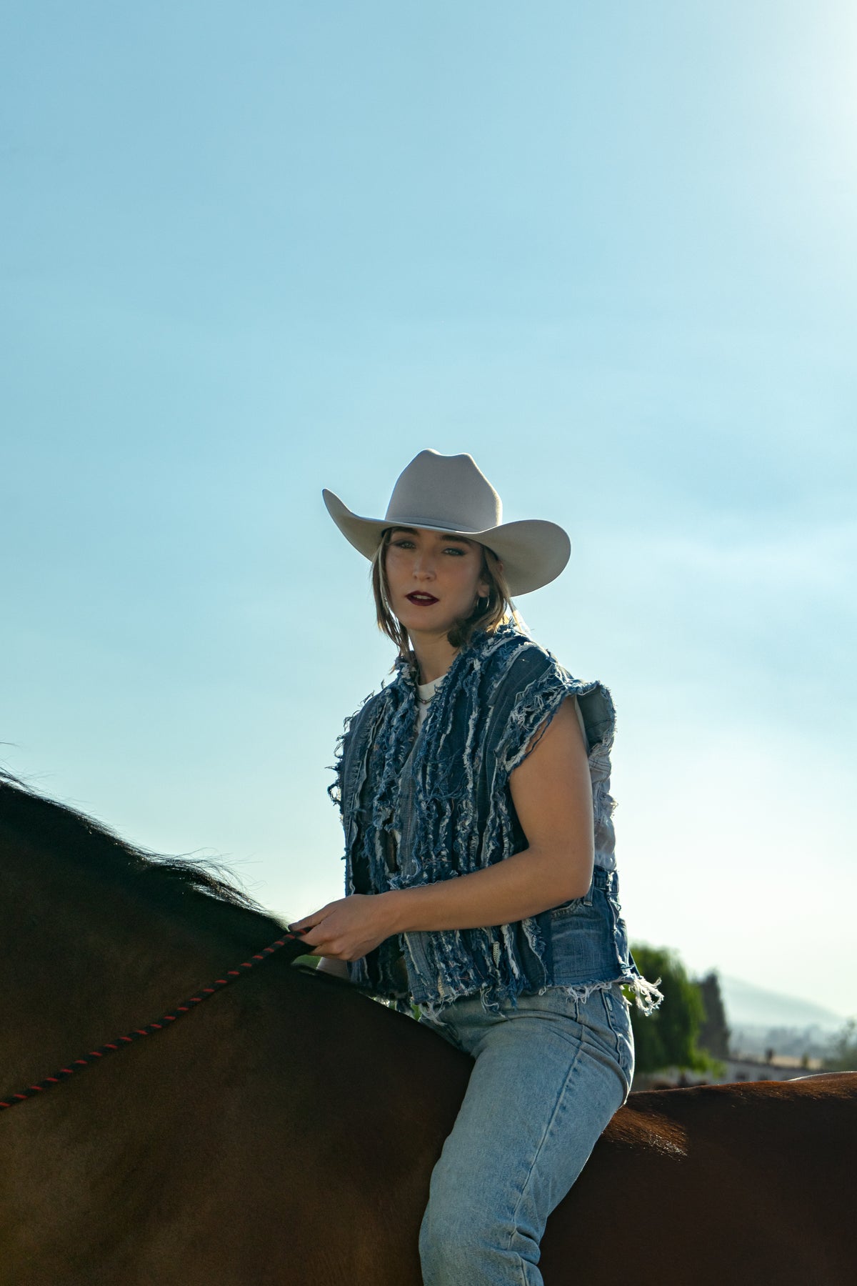 Sombrero John Buckskin en modelo mujer a caballo