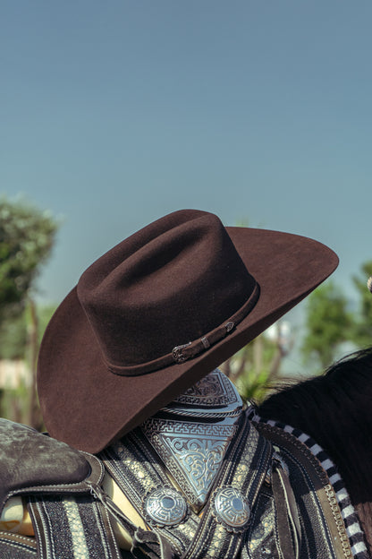 Detalle del sombrero John café oscuro, copa y herraje de tres piezas sobre montura