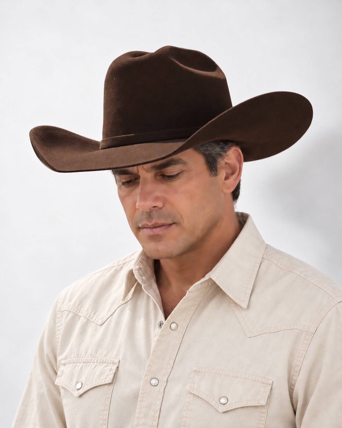 Sombrero John café oscuro en modelo hombre con camisa crudo
