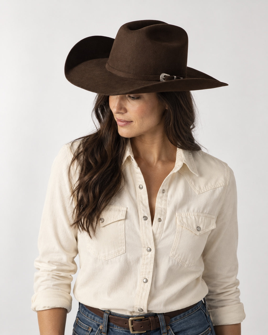 Sombrero John café oscuro en modelo mujer con camisa crudo