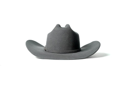 Sombrero John gris, vista frontal sobre fondo blanco