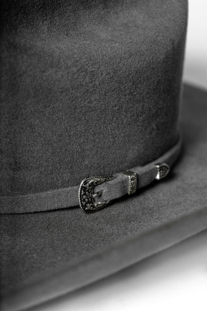 Detalle del herraje de tres piezas y textura del sombrero John gris
