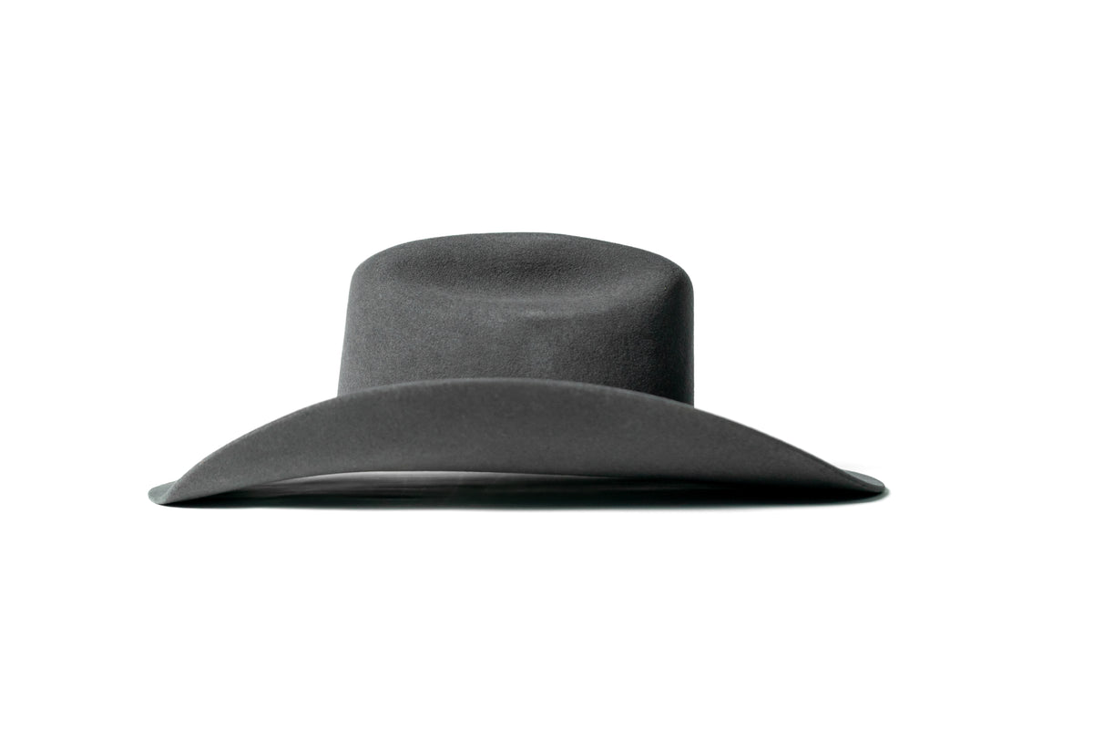 Sombrero John gris, vista posterior sobre fondo blanco
