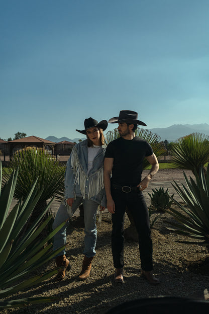 Modelo hombre con sombrero John gris y look western en el rancho