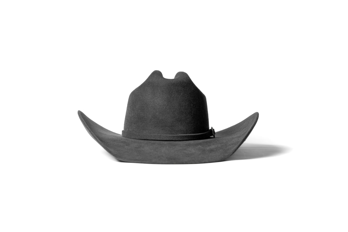 Sombrero John gris, vista frontal de copa y ala sobre fondo blanco