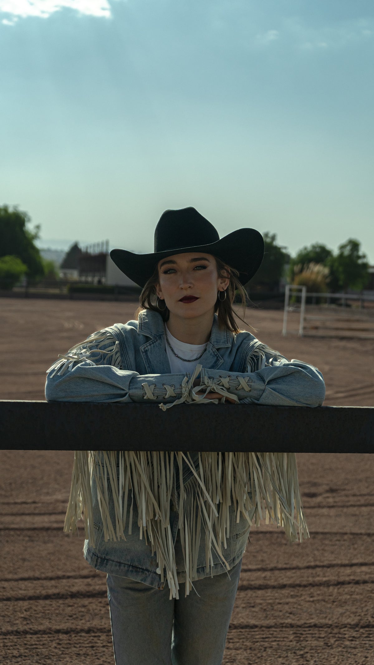 Sombrero John negro en modelo mujer, vista frontal en el rancho