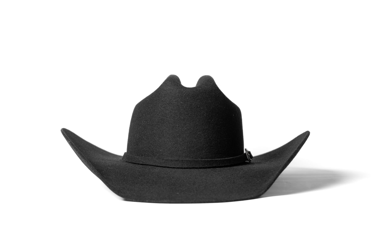 Sombrero John negro, vista frontal sobre fondo blanco