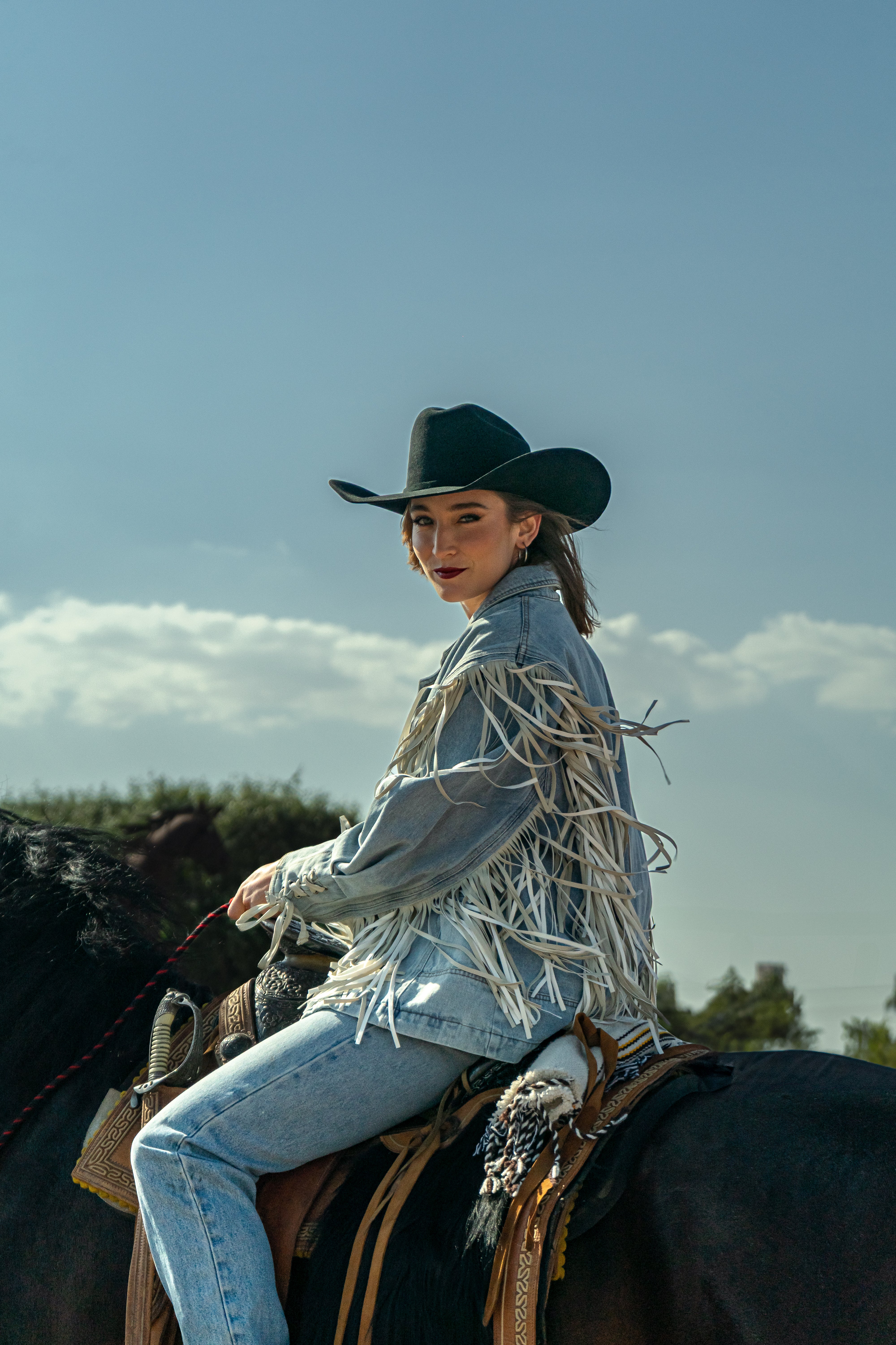 Sombrero John negro en modelo mujer a caballo