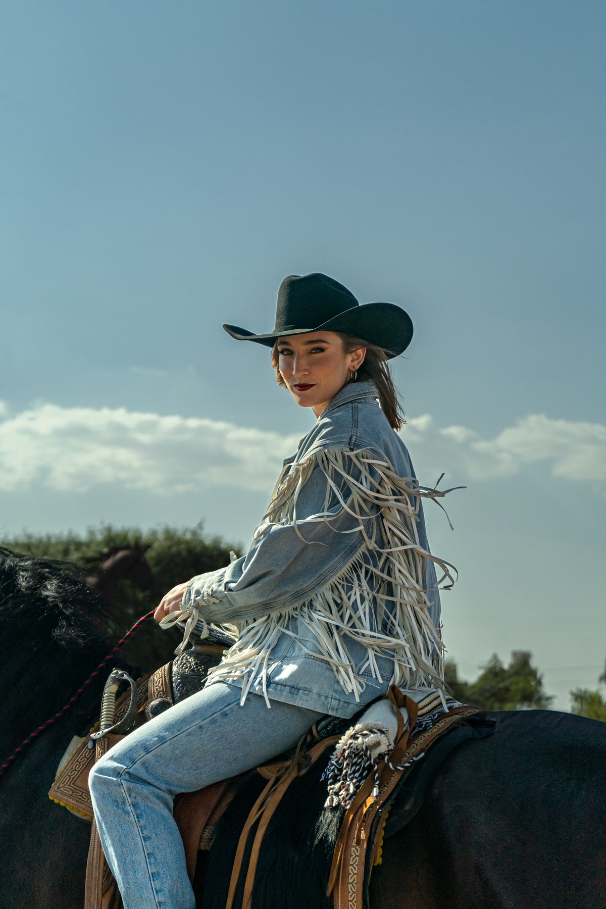 Sombrero John negro en modelo mujer a caballo