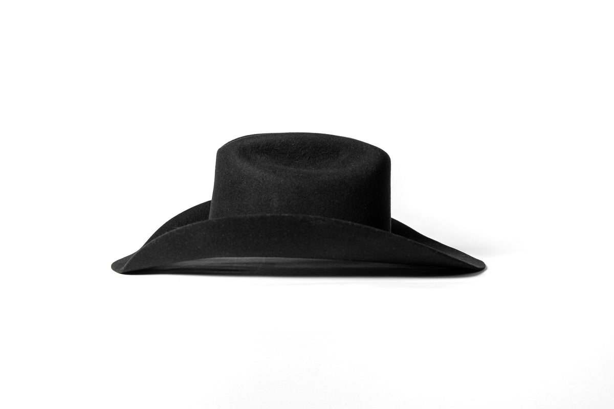 Sombrero John negro, vista posterior sobre fondo blanco
