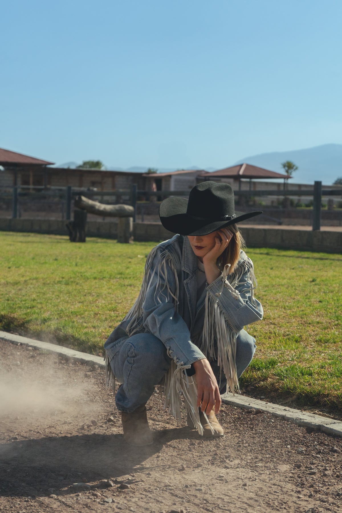 Sombrero John negro en mujer sentada, look western