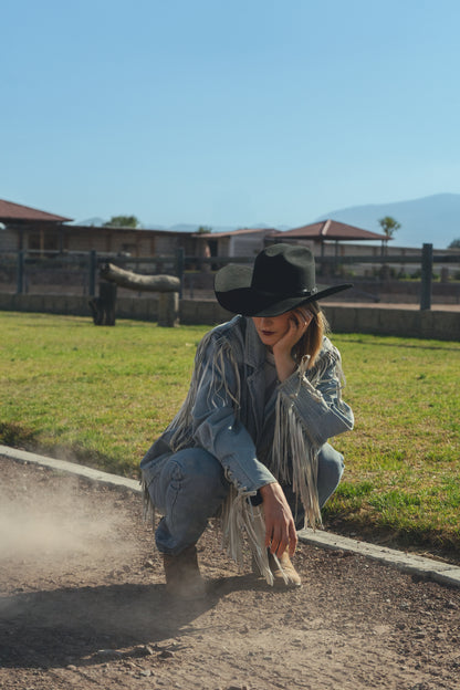 Sombrero John negro en mujer sentada, look western