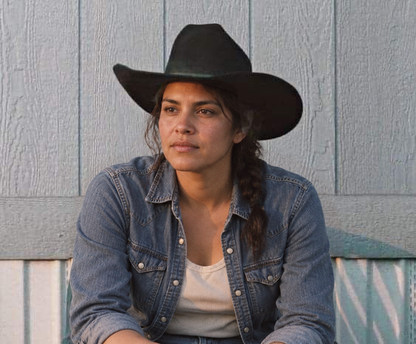 Kayce Dutton: sombrero negro, modelo mujer sentada