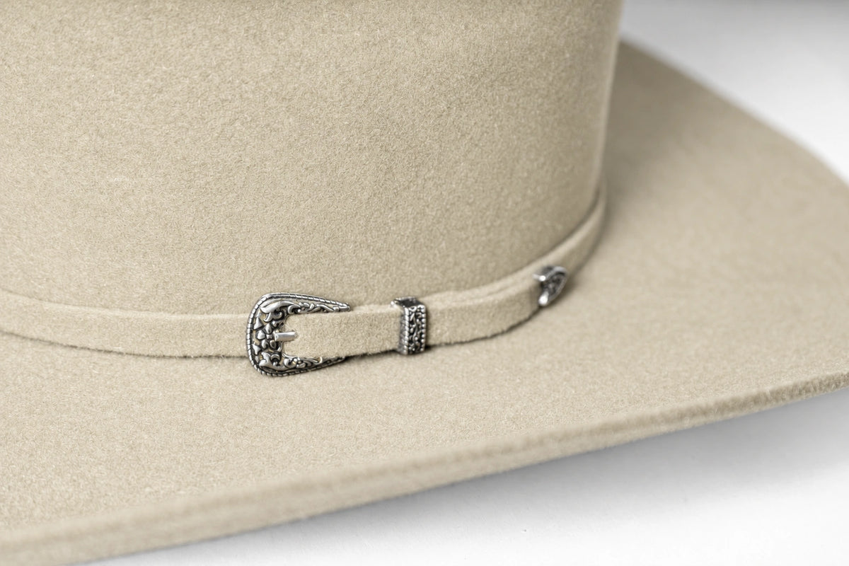 Sombrero Marlboro Buckskin · detalle de herraje y textura · Goose Hatmakers