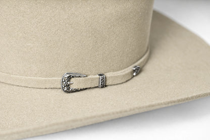Sombrero Marlboro Buckskin · detalle de herraje y textura · Goose Hatmakers