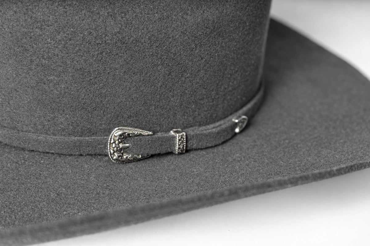 Sombrero Marlboro Gris · detalle de herraje y textura · Goose Hatmakers