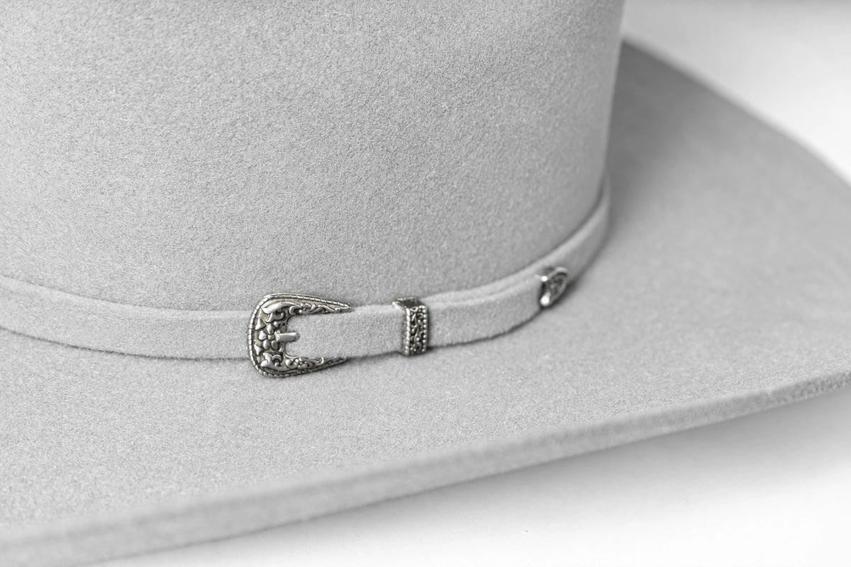Sombrero Marlboro Gris Nieve · detalle de herraje y textura · Goose Hatmakers