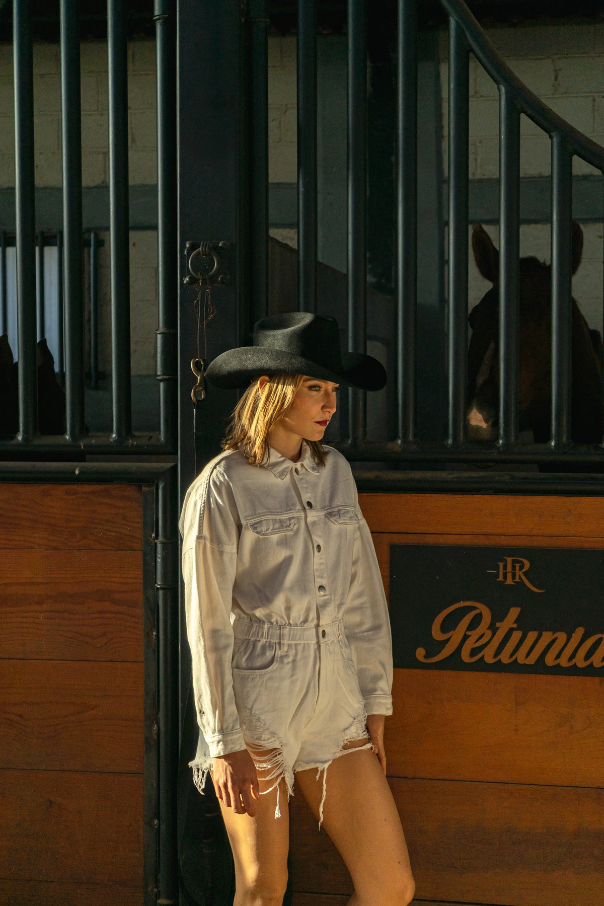 Marlboro Negro · mujer con sombrero en caballeriza · Goose Hatmakers