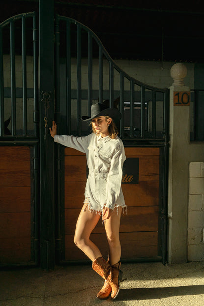 Marlboro Negro · mujer de cuerpo completo en caballeriza · Goose Hatmakers