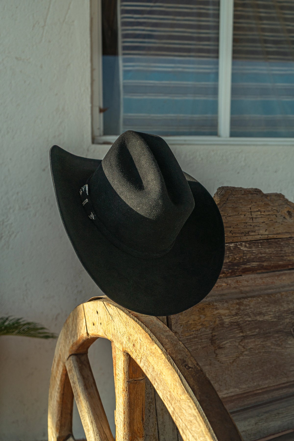Marlboro Negro · sombrero sobre banca de madera · Goose Hatmakers