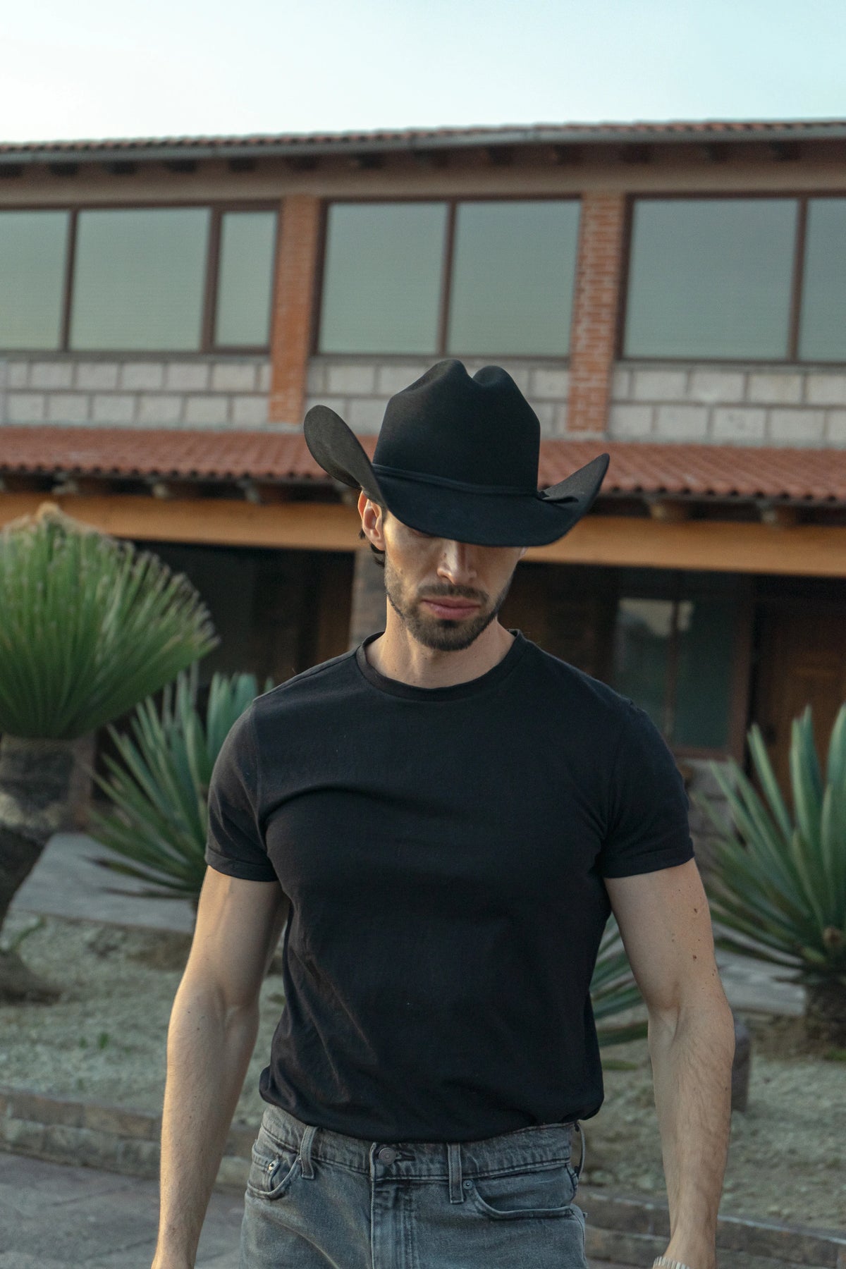 Marlboro Negro · vista frontal del sombrero en modelo · Goose Hatmakers