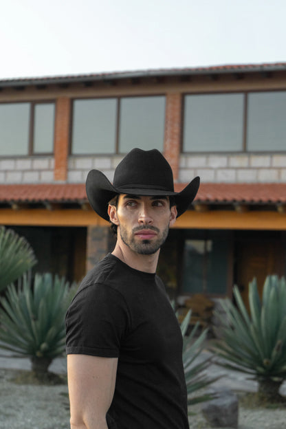 Marlboro Negro · hombre con sombrero en exterior · Goose Hatmakers